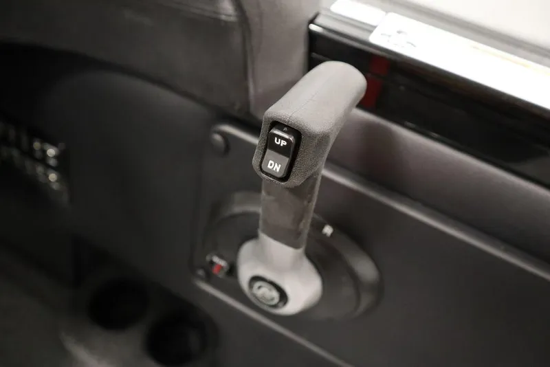 Slide: The Image of Control lever of 2025 Crestliner 1850 Super Hawk JS boat. - 28