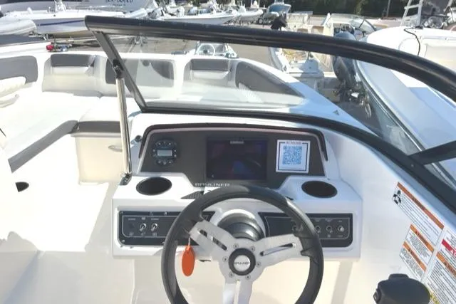 Slide: The Image of Bayliner DX 2200 2021 - 10