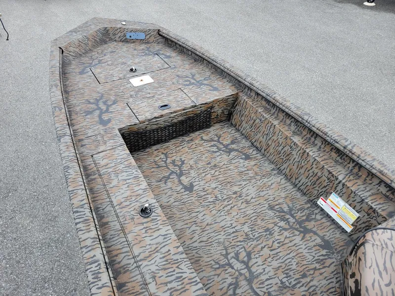 Slide: The Image of 2025 Xpress HD16DB duck hunting boat with camouflage design, featuring Yamaha 25 hp engine. - 11