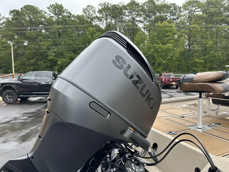 Slide: The Image of Suzuki outboard motor on Excel New Bay Pro 230 boat, 2025 model. - 8