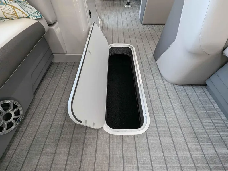 Slide: The Image of SunChaser Eclipse 25 SBX 2025 - 11