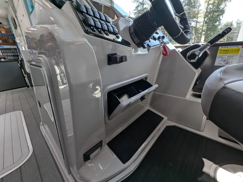 Slide: The Image of SunChaser Eclipse 25 SBX 2025 - 16