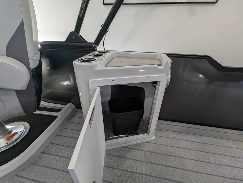 Slide: The Image of SunChaser Eclipse 25 SBX 2025 - 17