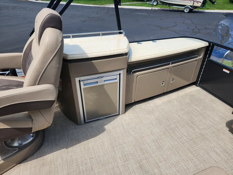 Slide: The Image of Bennington 28QSRFBX1 2018 - 10