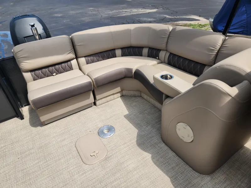 Slide: The Image of Bennington 28QSRFBX1 2018 - 13