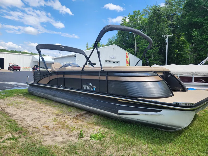 Slide: The Image of Bennington 28QSRFBX1 2018 - 19