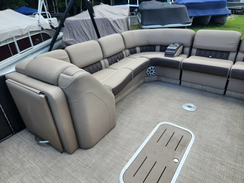 Slide: The Image of Bennington 28QSRFBX1 2018 - 2