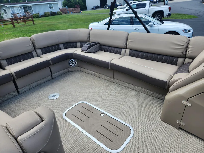 Slide: The Image of Bennington 28QSRFBX1 2018 - 3