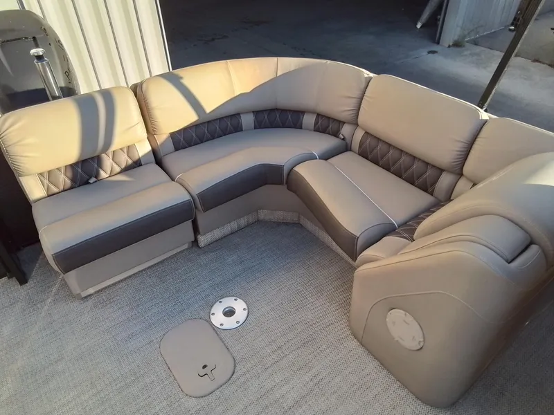 Slide: The Image of Bennington 28QSRFBX1 2018 - 53