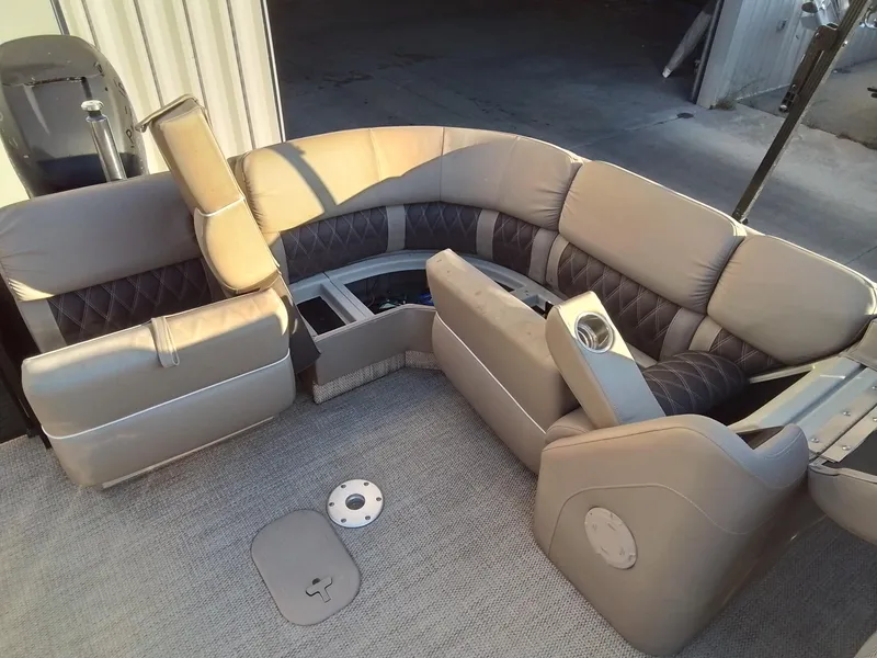 Slide: The Image of Bennington 28QSRFBX1 2018 - 54