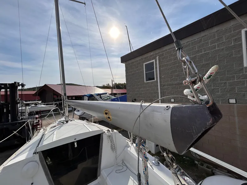 Slide: The Image of 1986 CAL 22 sailboat mast and deck under sunny sky. - 13