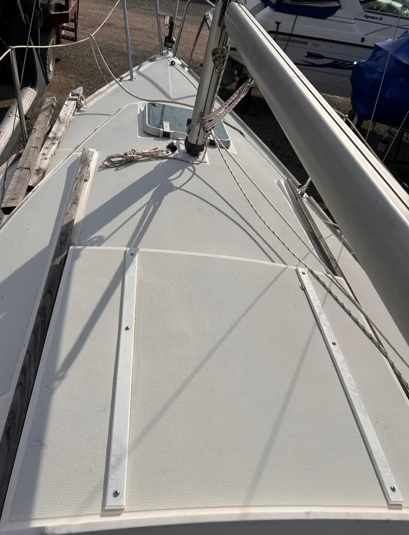 Slide: The Image of 1986 CAL 22 sailboat deck with mast and rigging. - 6