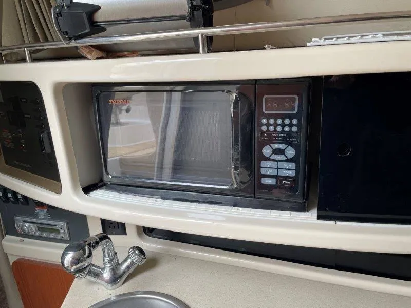 Slide: The Image of 2004 Chaparral 260 Signature boat interior with microwave and sink. - 40