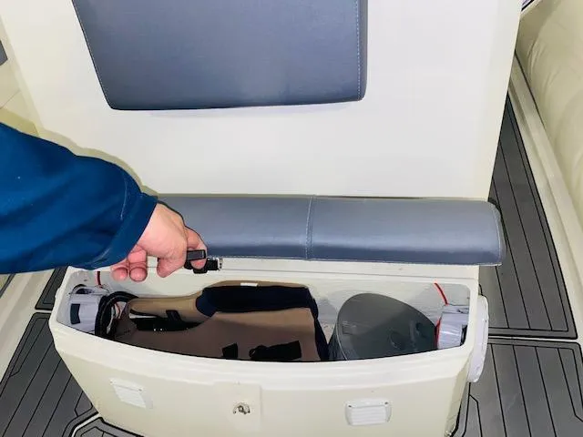 Slide: The Image of Brig 730 Navigator 2019 - 14