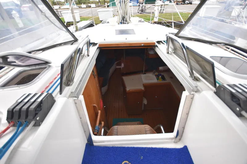 Slide: The Image of Interior view of 2003 Hunter 386 sailboat cabin entrance. - 28