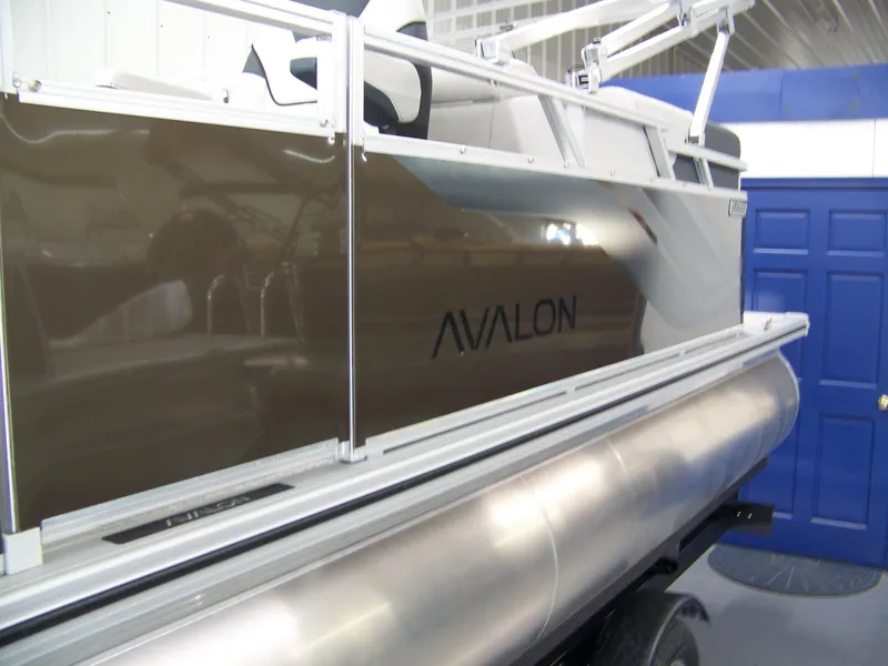 Slide: The Image of 2025 Avalon Venture 21QL pontoon boat in showroom, side view. - 5