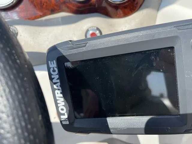 Slide: The Image of Lowrance fishfinder on 2014 Tahoe Q5i SF dashboard, close-up view. - 17