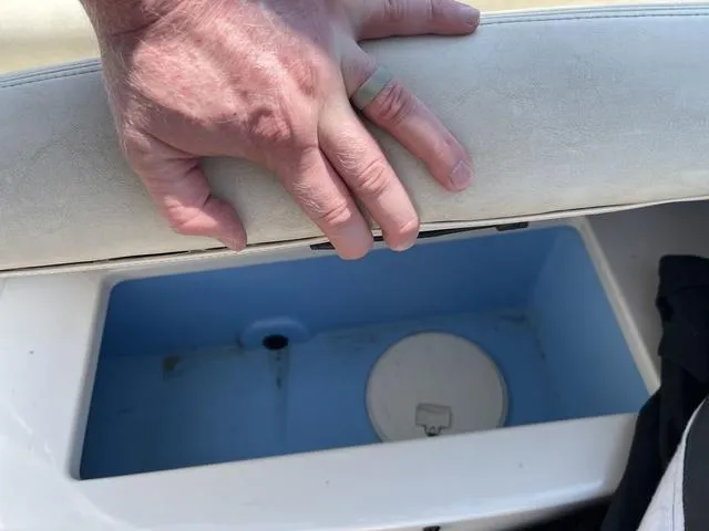 Slide: The Image of 2014 Tahoe Q5i SF boat storage compartment with hand lifting seat cushion. - 18