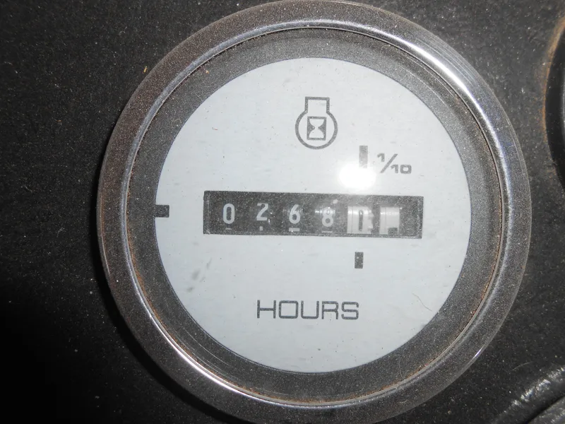 Slide: The Image of Hour meter reading 268.8 hours on 1986 Hanson houseboat. - 13