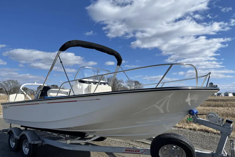 Slide: The Image of Boston Whaler 190 Montauk 2025 - 12
