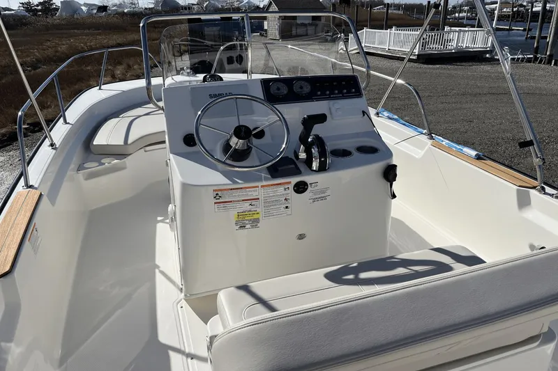 Slide: The Image of Boston Whaler 190 Montauk 2025 - 5