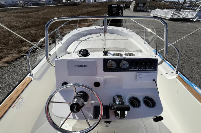 Slide: The Image of Boston Whaler 190 Montauk 2025 - 7