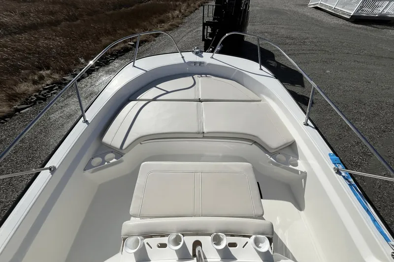Slide: The Image of Boston Whaler 190 Montauk 2025 - 8