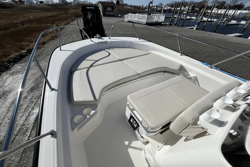 Slide: The Image of Boston Whaler 190 Montauk 2025 - 9