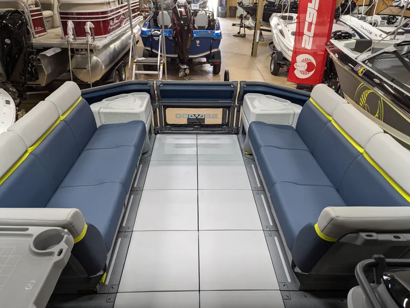 Slide: The Image of Sea-Doo Switch Cruise Limited 21 - 230 hp 2025 - 3