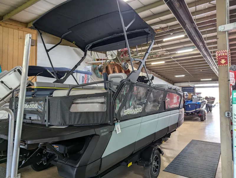 Slide: The Image of Sea-Doo Switch Cruise Limited 21 - 230 hp 2025 - 4