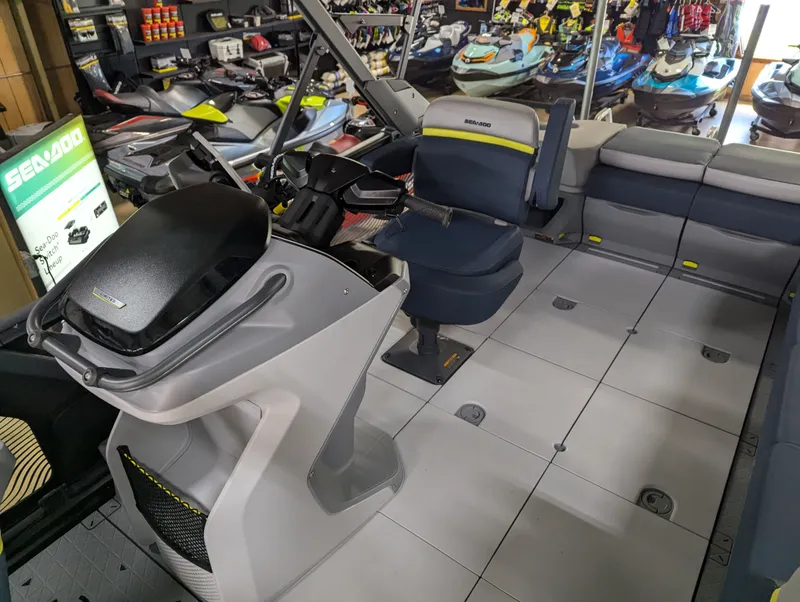 Slide: The Image of Sea-Doo Switch Cruise Limited 21 - 230 hp 2025 - 6