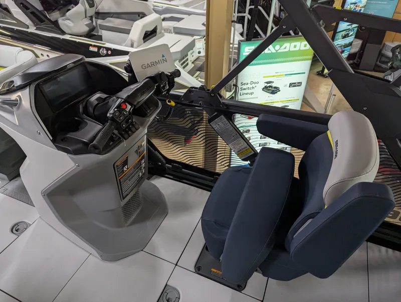 Slide: The Image of Sea-Doo Switch Cruise Limited 21 - 230 hp 2025 - 7