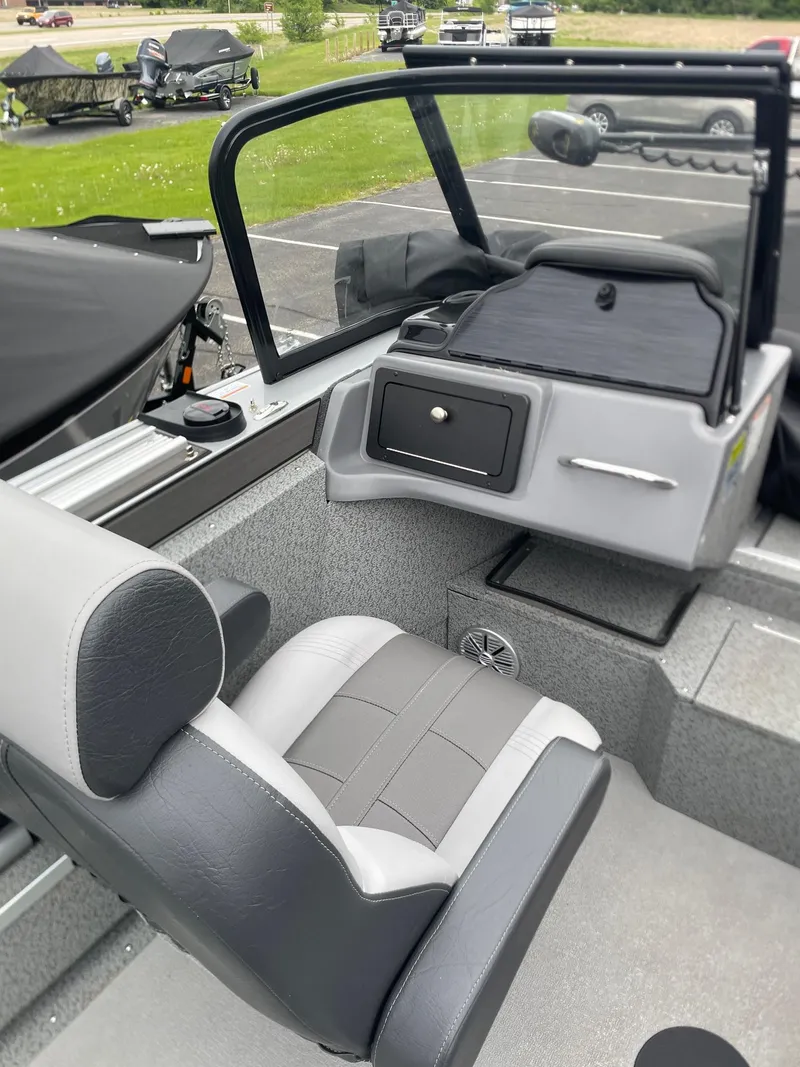 Slide: The Image of Starcraft Fishmaster 210 -DEMO 2024 - 8