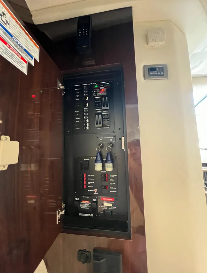 Slide: The Image of Sea Ray Sundancer 320 Outboard 2022 - 50