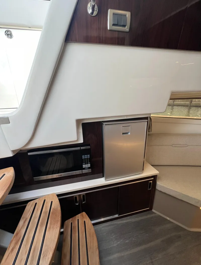 Slide: The Image of Sea Ray Sundancer 320 Outboard 2022 - 51