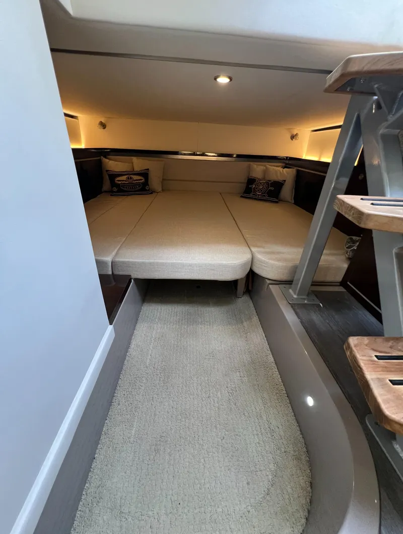 Slide: The Image of Sea Ray Sundancer 320 Outboard 2022 - 57