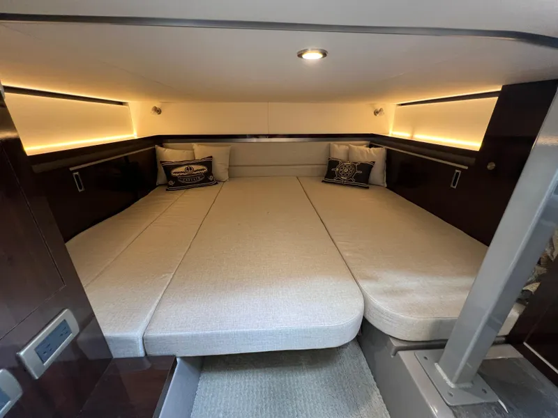 Slide: The Image of Sea Ray Sundancer 320 Outboard 2022 - 58