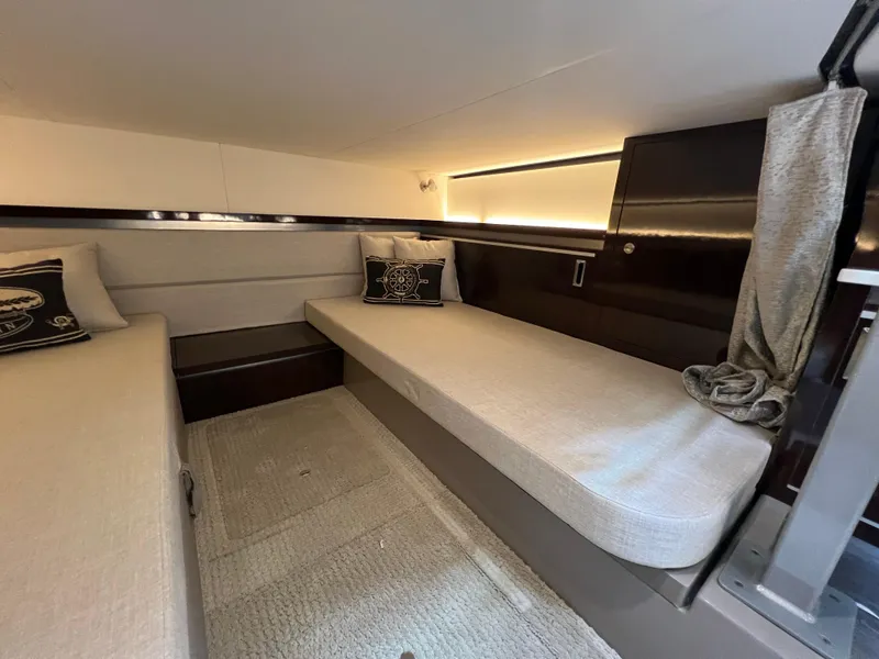 Slide: The Image of Sea Ray Sundancer 320 Outboard 2022 - 60