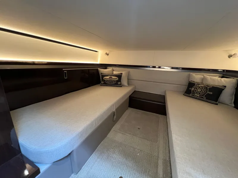 Slide: The Image of Sea Ray Sundancer 320 Outboard 2022 - 61