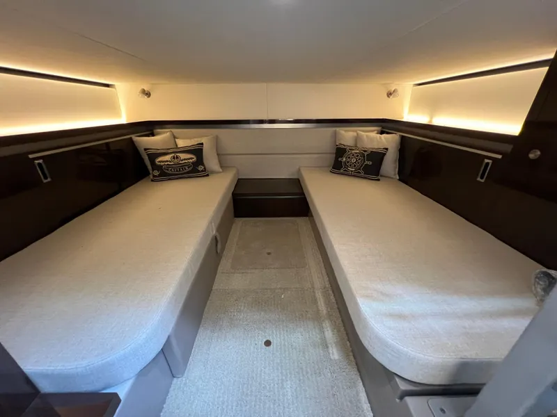 Slide: The Image of Sea Ray Sundancer 320 Outboard 2022 - 62