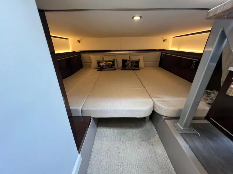 Slide: The Image of Sea Ray Sundancer 320 Outboard 2022 - 63