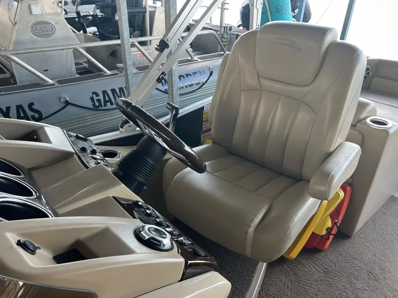 Slide: The Image of Captain's chair and helm of 2012 Bennington 25 RCW pontoon boat. - 12