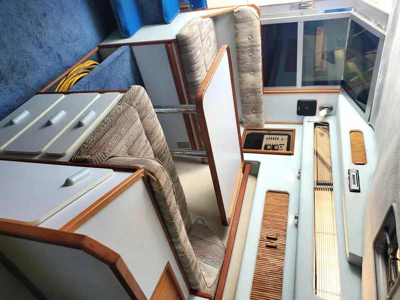 Slide: The Image of Port side dinette with table - 19