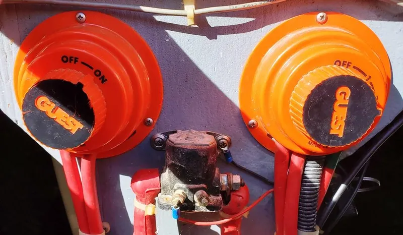 Slide: The Image of Dual battery system with switches - 44