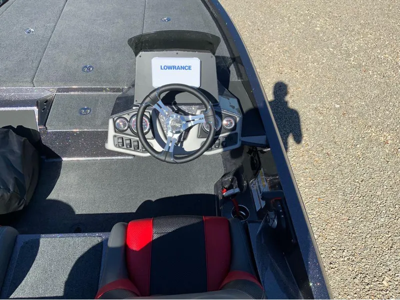 Slide: The Image of 2025 Ranger Z185 boat cockpit with Lowrance electronics and steering wheel. - 5