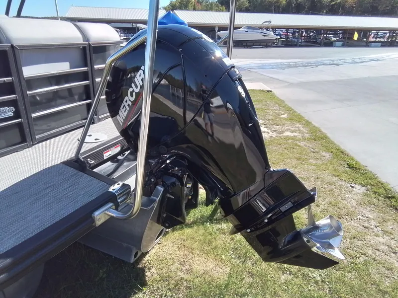 Slide: The Image of 2021 Bennington Marine 24 LXSR with Mercury outboard engine at a marina. - 10