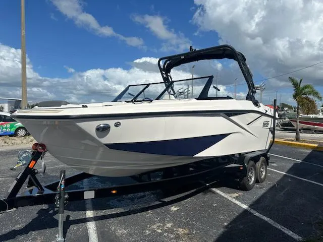 Slide: The Image of Heyday Wake Boats H22 2024 - 4