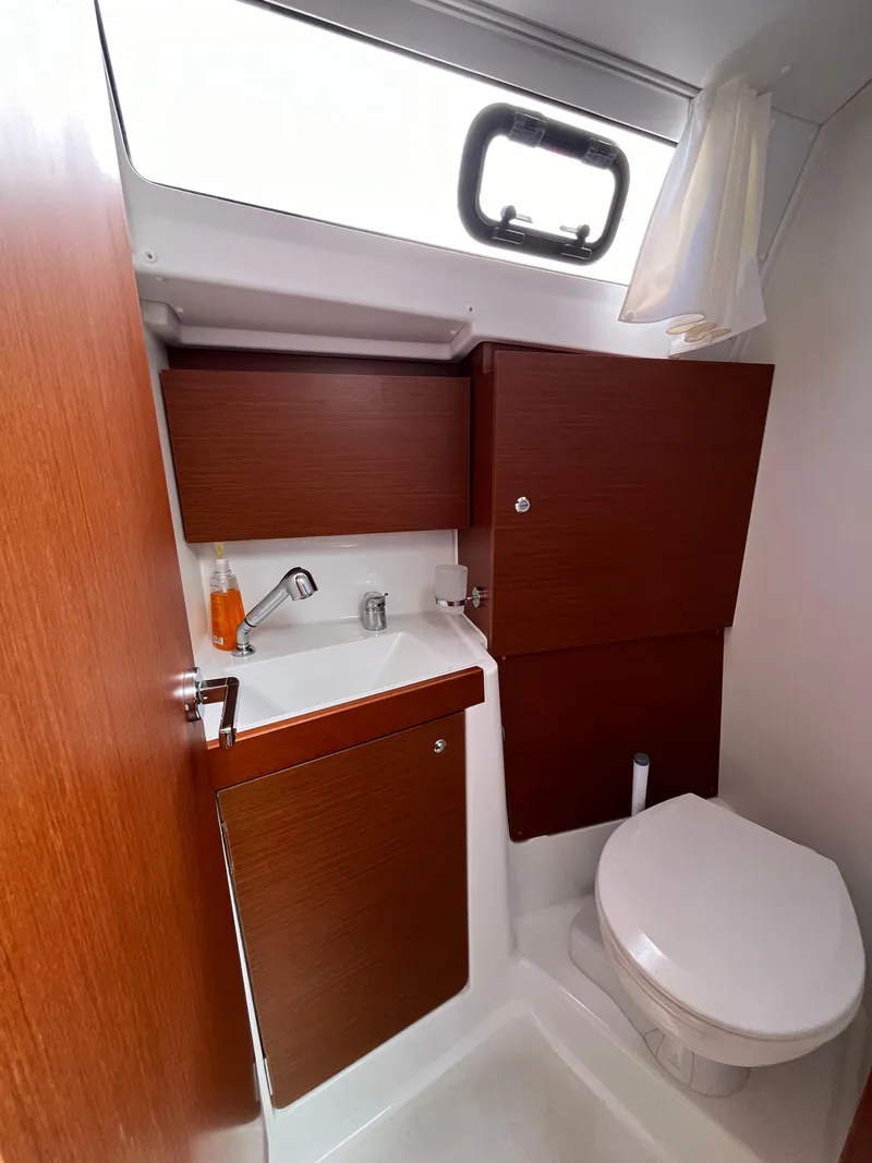 Slide: The Image of Beneteau Oceanis 35.1 2018 - 62