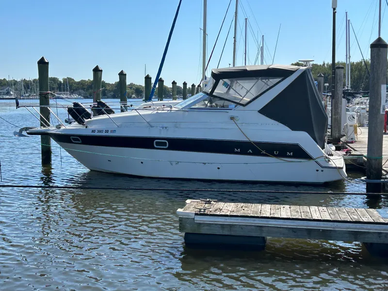 The Image of 1993 Maxum 2700 SCR boat docked at a marina, side view. - 1
