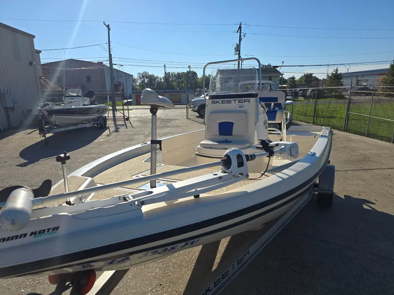 Slide: The Image of 2009 Skeeter ZX 20 Bay boat in a sunny outdoor setting. - 10
